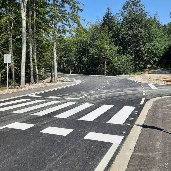 Fotografija novog sloja asfalta i horizontalne signalizacije