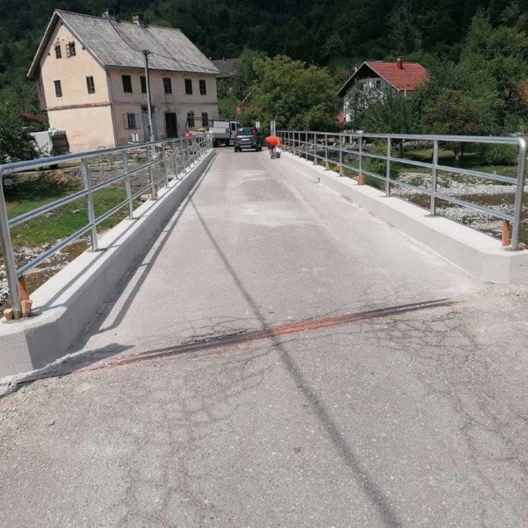 Fotografija nove ograde i vijenca mosta