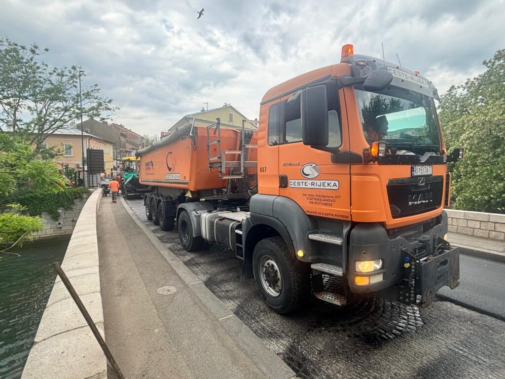 FOTO: Radovi redovnog održavanja ceste ŽC 5091 u Crikvenici (ulice Tomislavova i Zidarska)