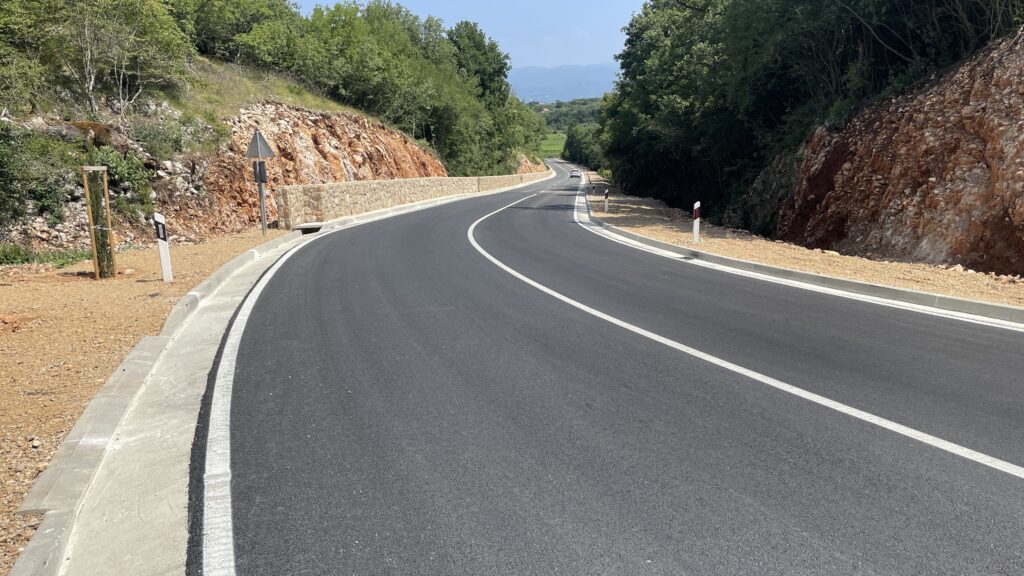 FOTO: Radovi na sanaciji i širenju ceste s rješavanjem odvodnje na ŽC 5183 u Vrbniku